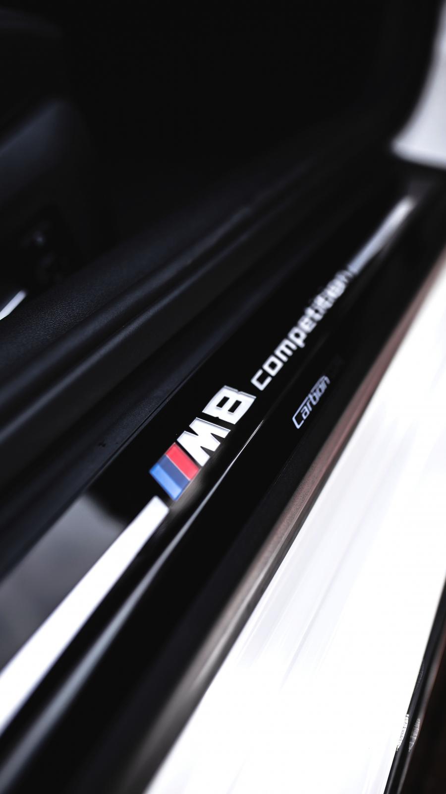 Детали интерьера BMW M8 Competition Coupe MotoGP Safety Car (F92) 2019 года  (фото 34 из 38)